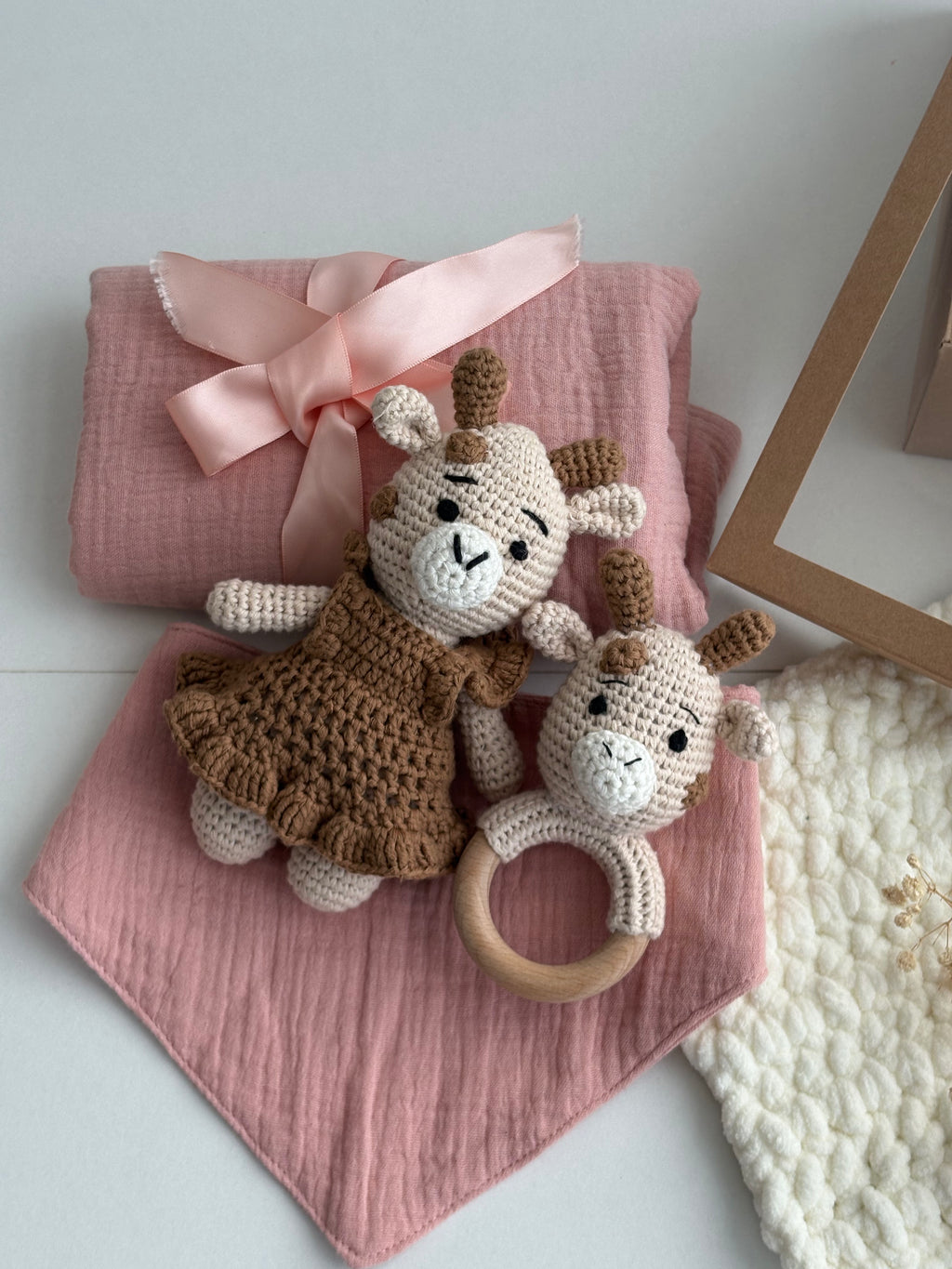 Conjunto Girafa 4 Peças (Boneco+Chocalho+Manta+Babete)
