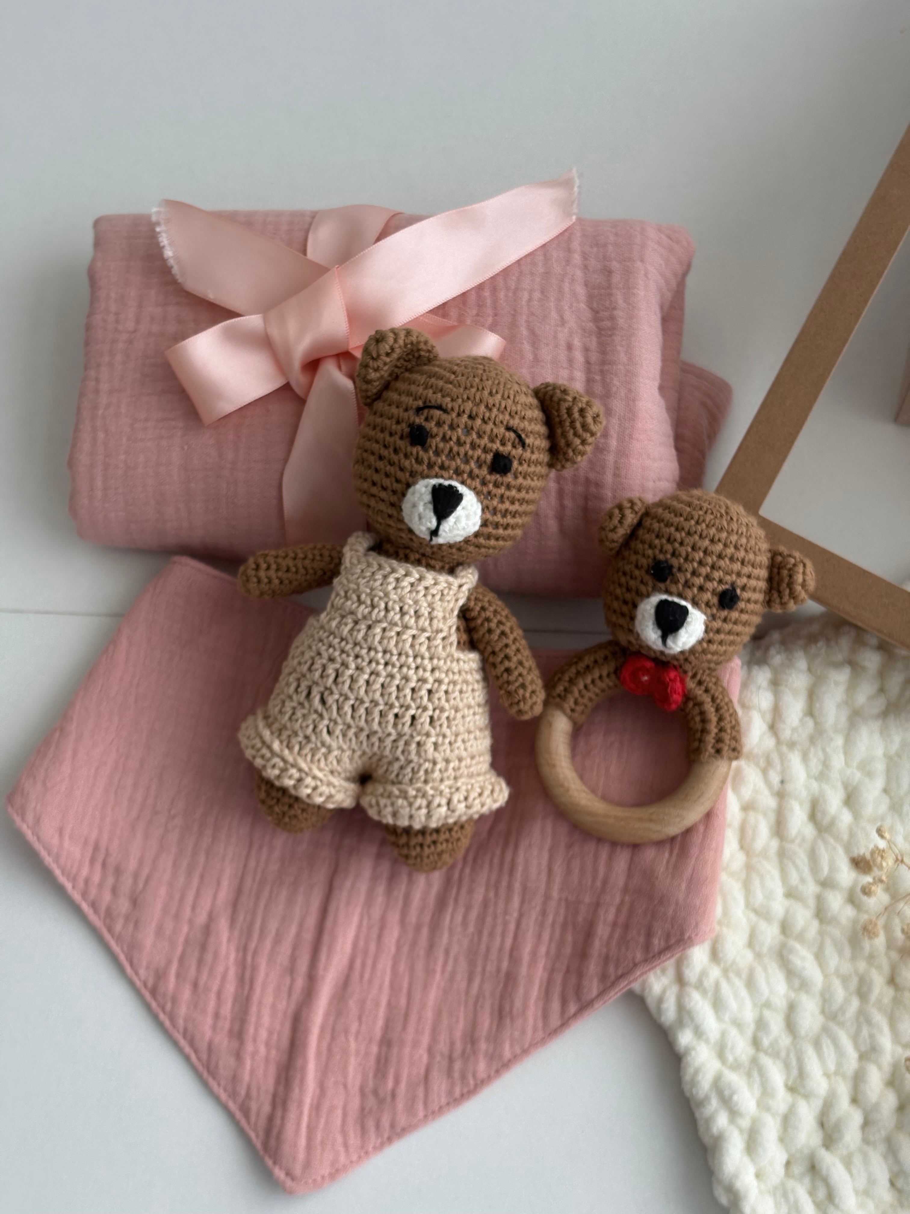 Conjunto Urso 4 Peças (Boneco+Chocalho+Manta+Babete)