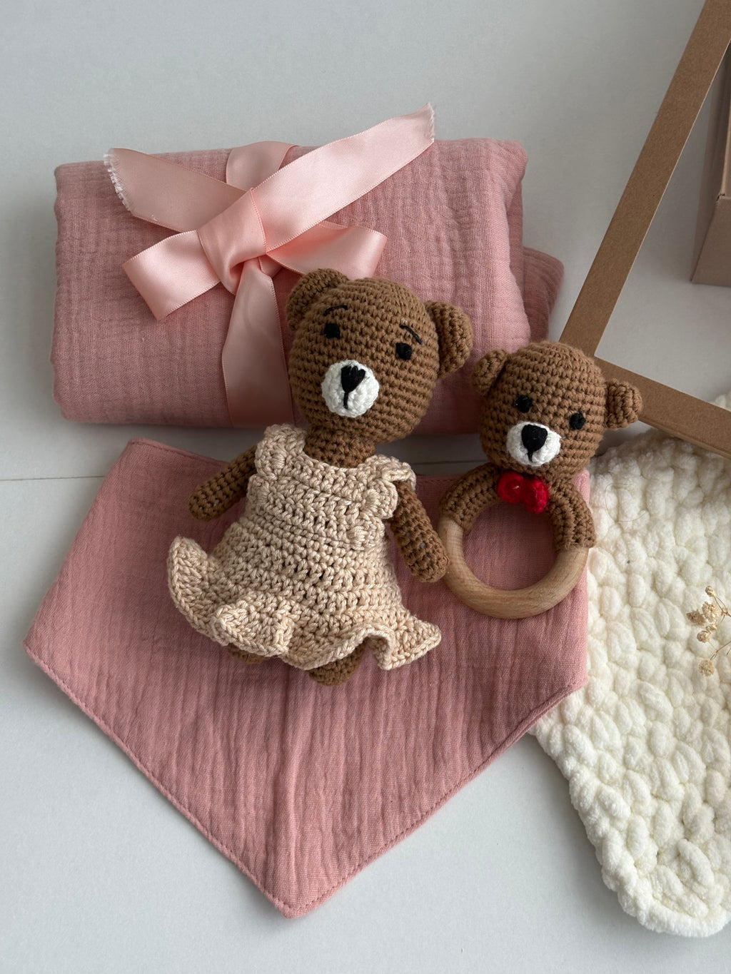 Conjunto Urso 4 Peças (Boneco+Chocalho+Manta+Babete)