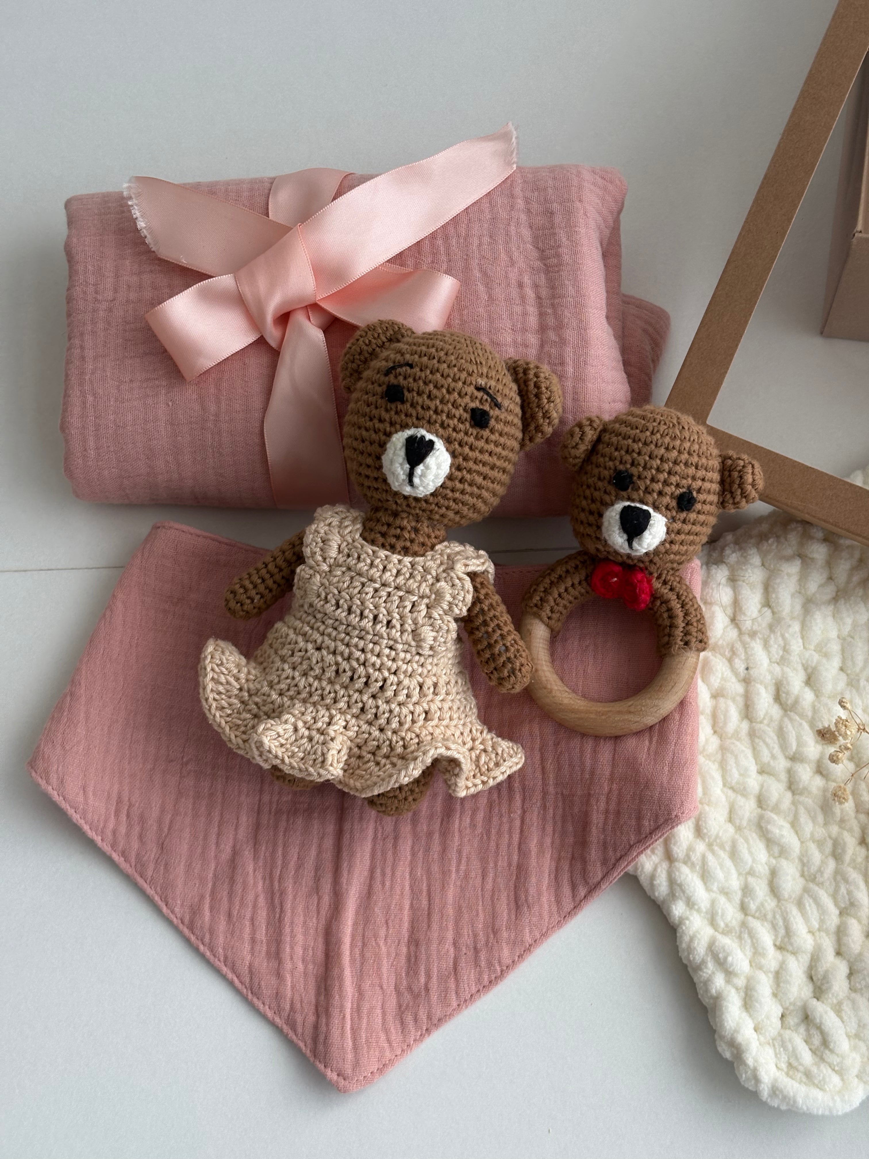 Conjunto Urso 4 Peças (Boneco+Chocalho+Manta+Babete)