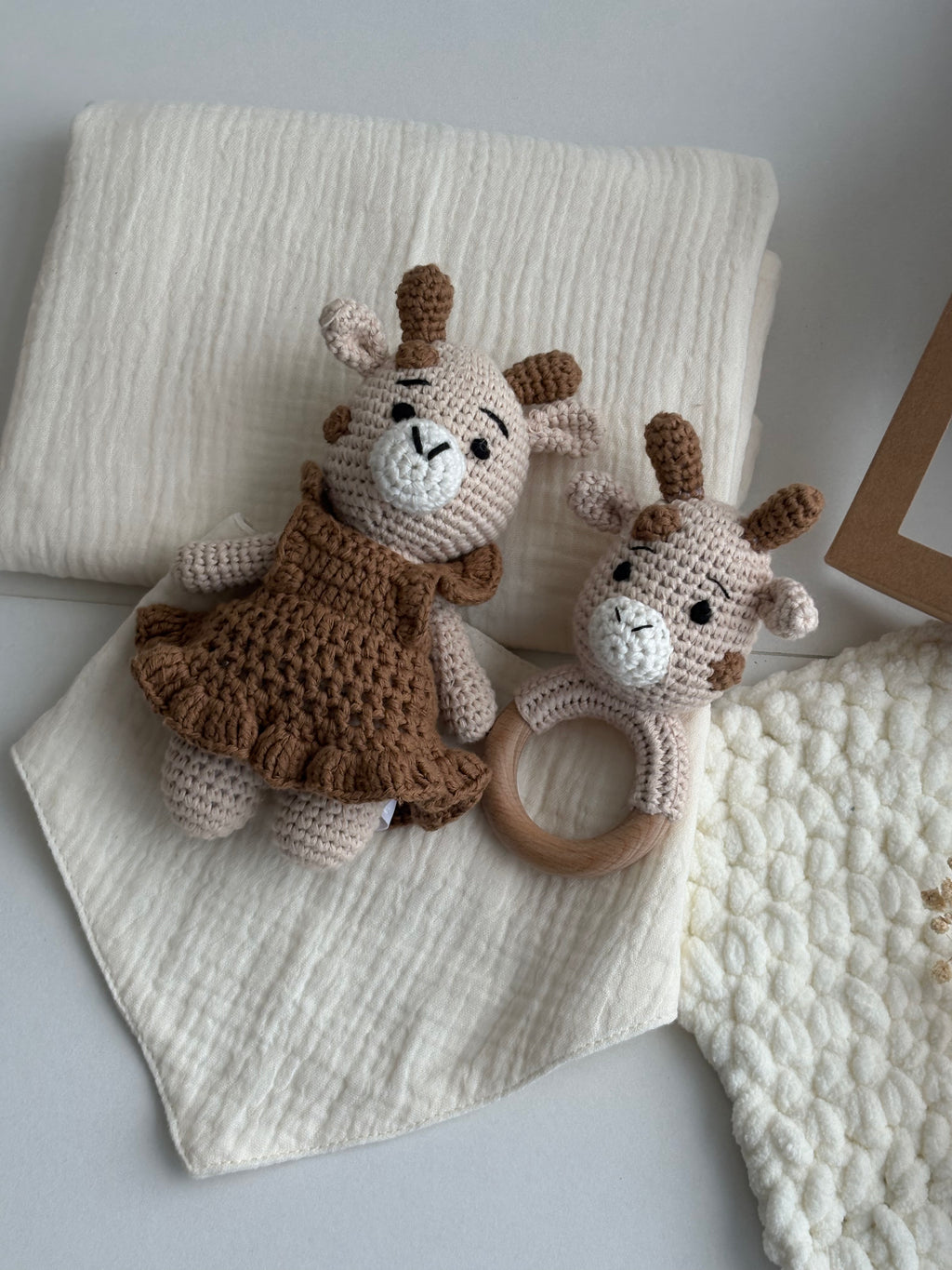 Conjunto Girafa 4 Peças (Boneco+Chocalho+Manta+Babete)