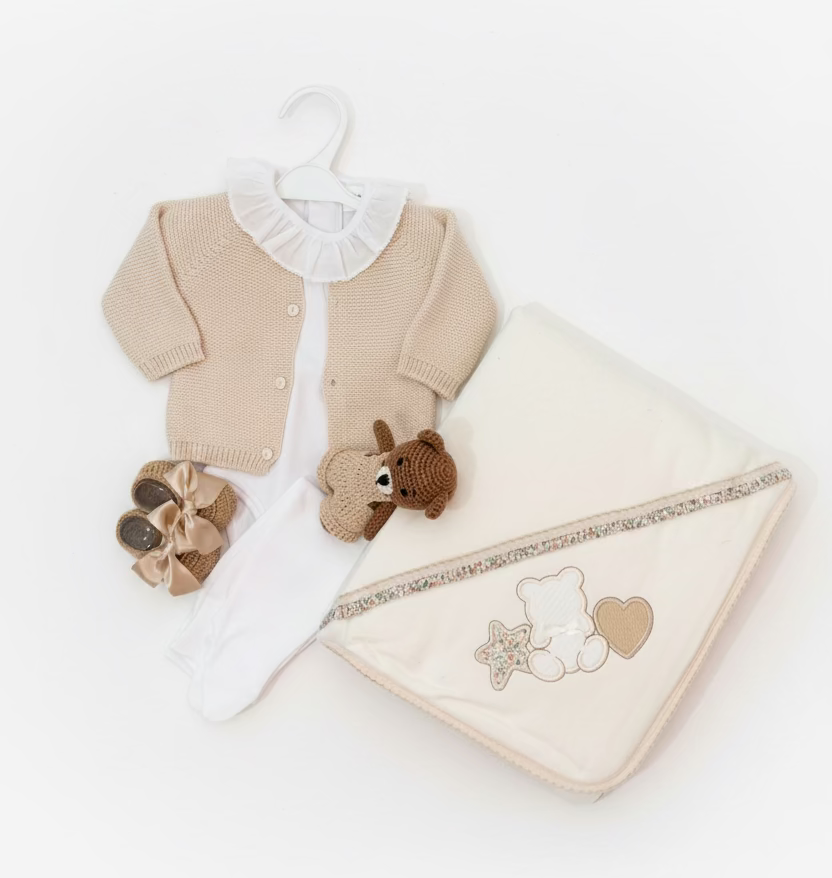 Kit Casaco + Manta + Body com Colante + Carapins + Boneco de Crochê