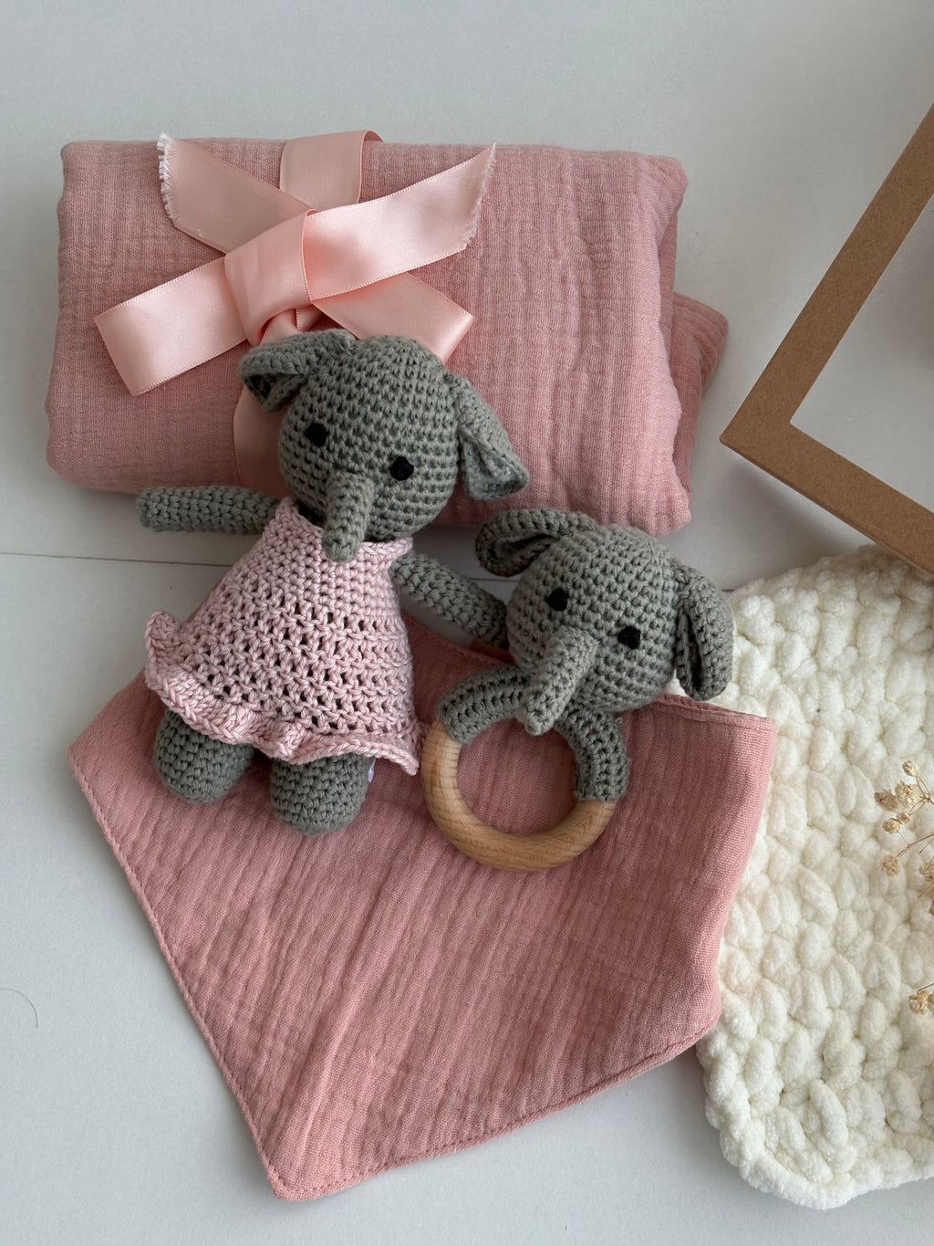 Conjunto Elefante 4 Peças (Peluche+Chocalho+Manta+Babete)