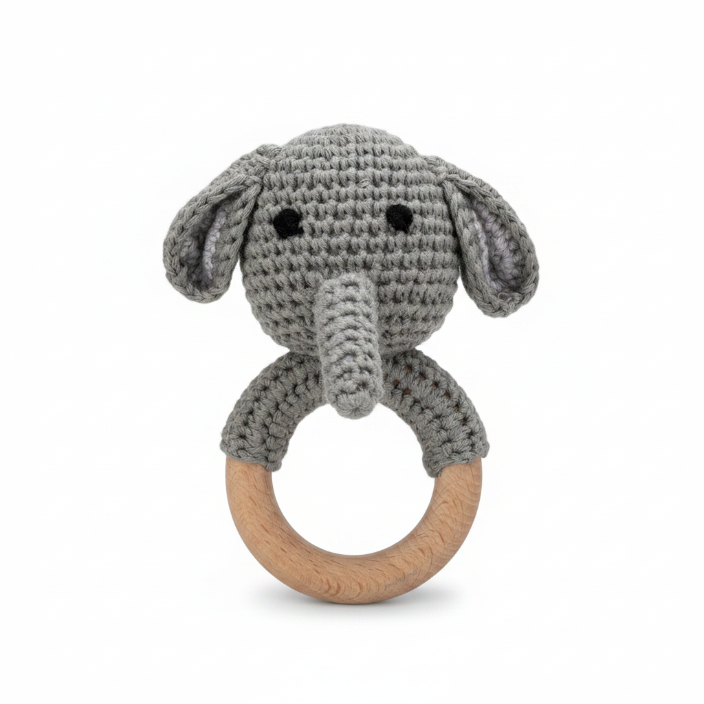 Chocalho elefante crochê — fundo branco